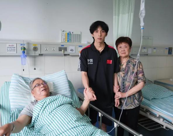 2024年7月，浙江嘉兴，一名年轻小伙骑车出门时，发现一位老人躺在地上，他起初以