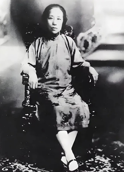 1941年，64岁的何香凝在逃港途中，被一伙人开枪逼停了船，船长绝望了，何香凝却