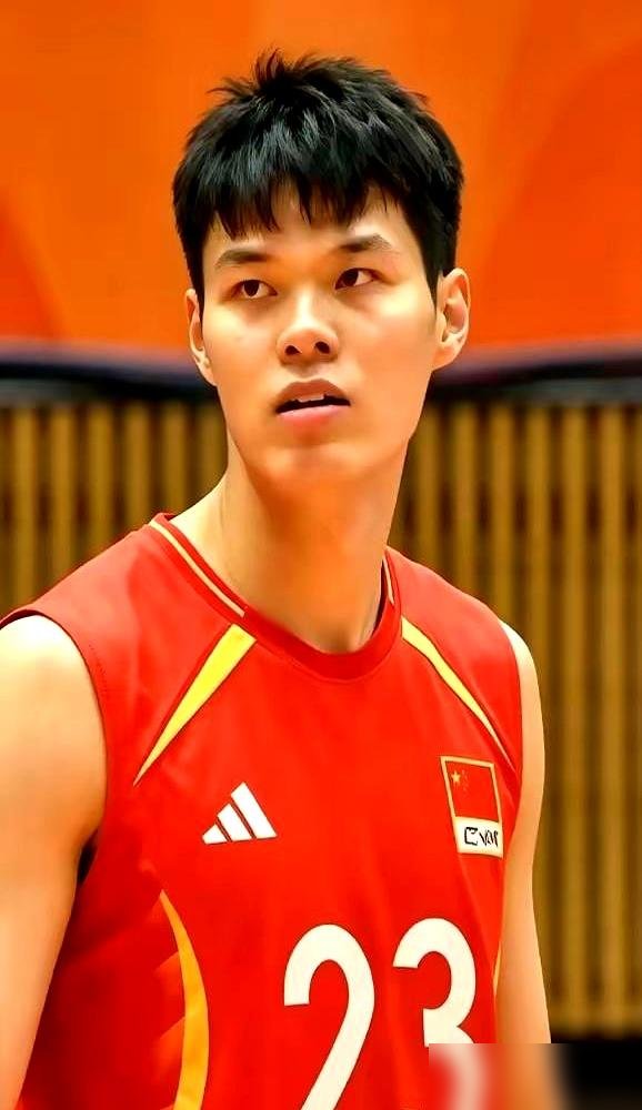 13平，一脚踩线，全队一年的汗白流了。中国男排打日本，拼到第五局，13平。轮到王滨发球，起跳，出手，