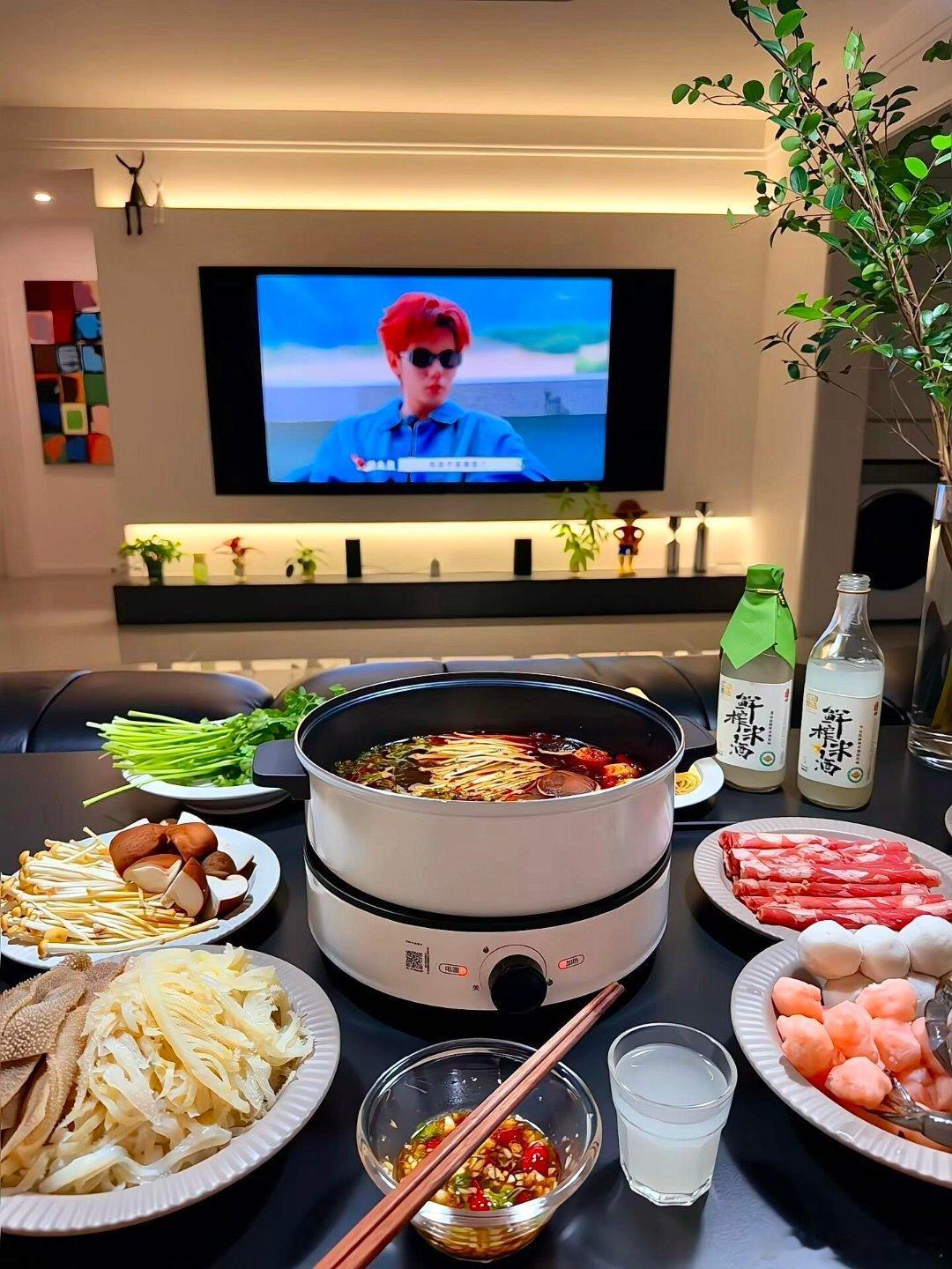 独居、火锅、微醺、幸福不过如此吧！！对降温最大的尊重当然是吃火锅🍲