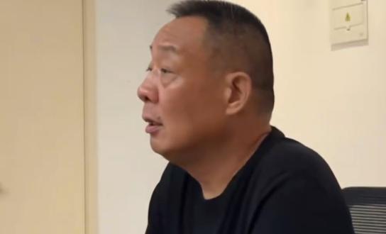 两个不缺钱的人，杠上了。8月7日，于东来在直播里扔出一颗炸弹——开了24年的