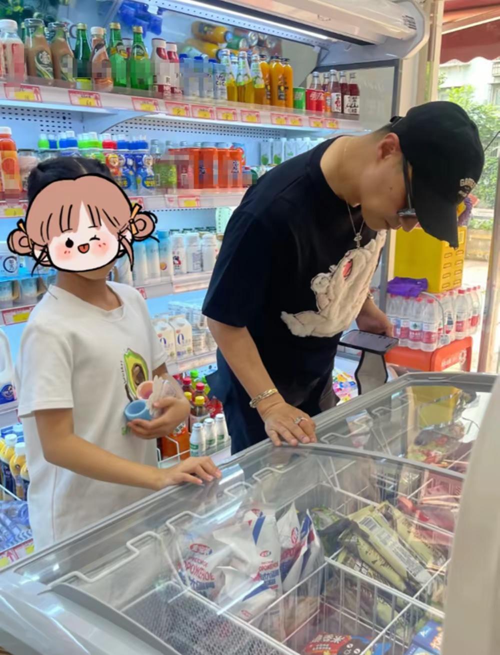 汪峰带醒醒逛便利店买雪糕，他认真挑选雪糕哄女儿，醒醒一点不兴奋……汪峰之前就说