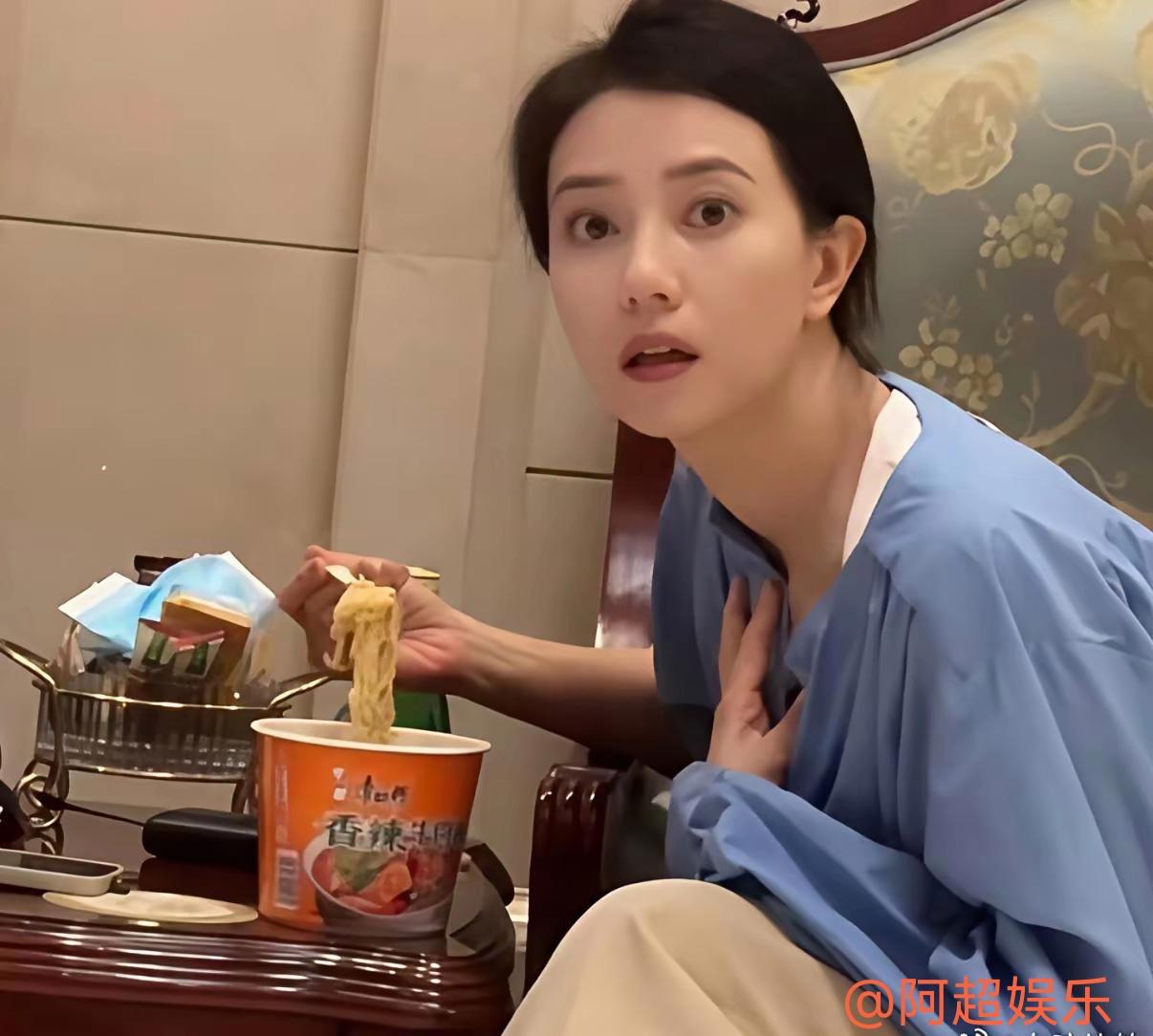 原来明星也会吃泡面