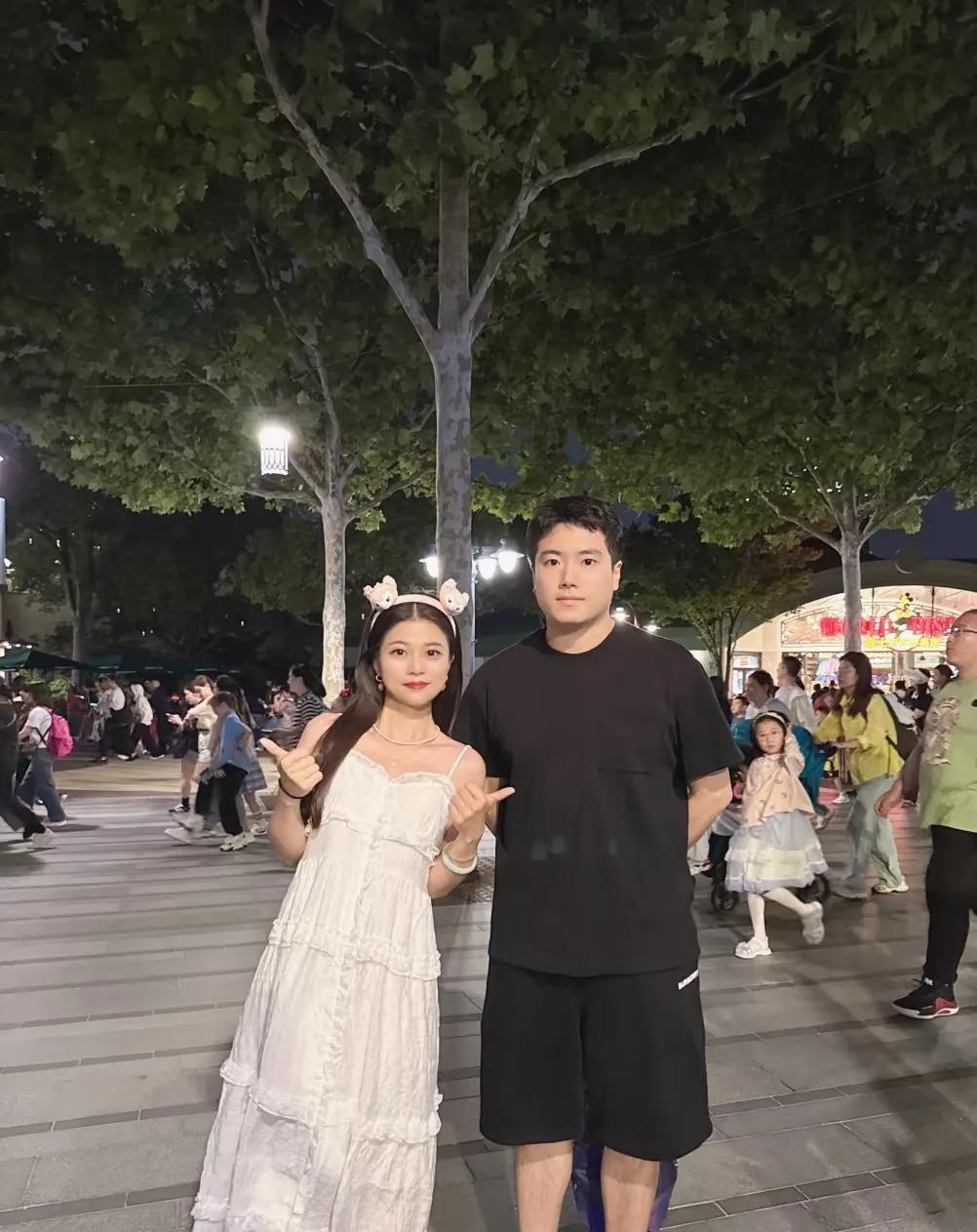 端午节，梁靖崑带着孩子老婆，一家四口去迪斯尼，可谁成想甜甜全天又开始被迫营业，和
