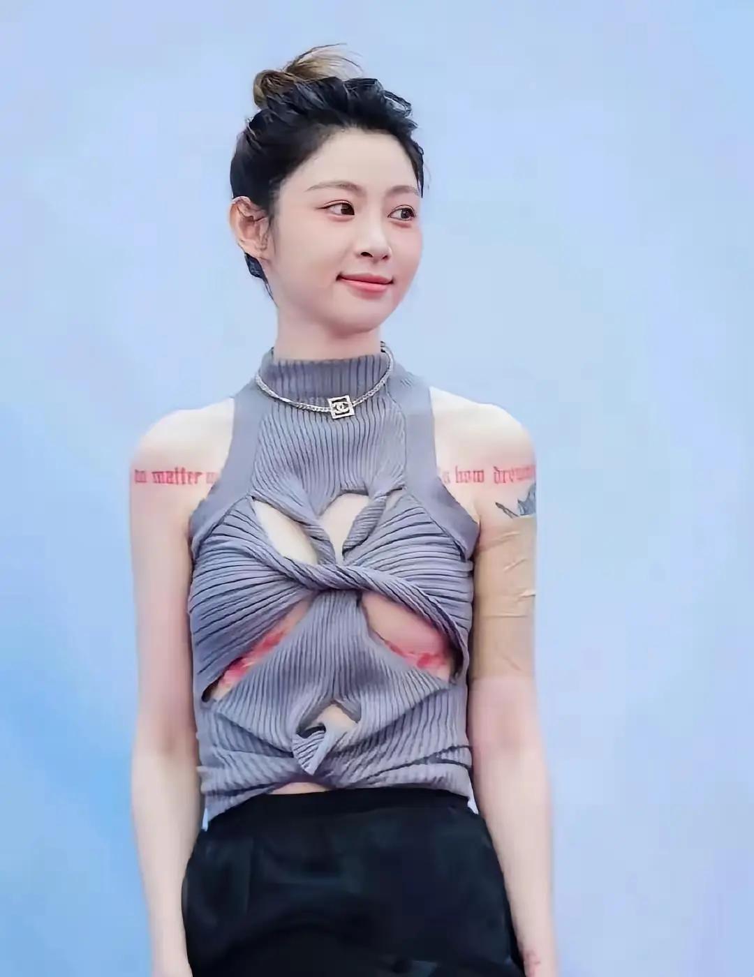 网红痞幼穿的这套衣服简直看不懂。好看吗？要表达什么？