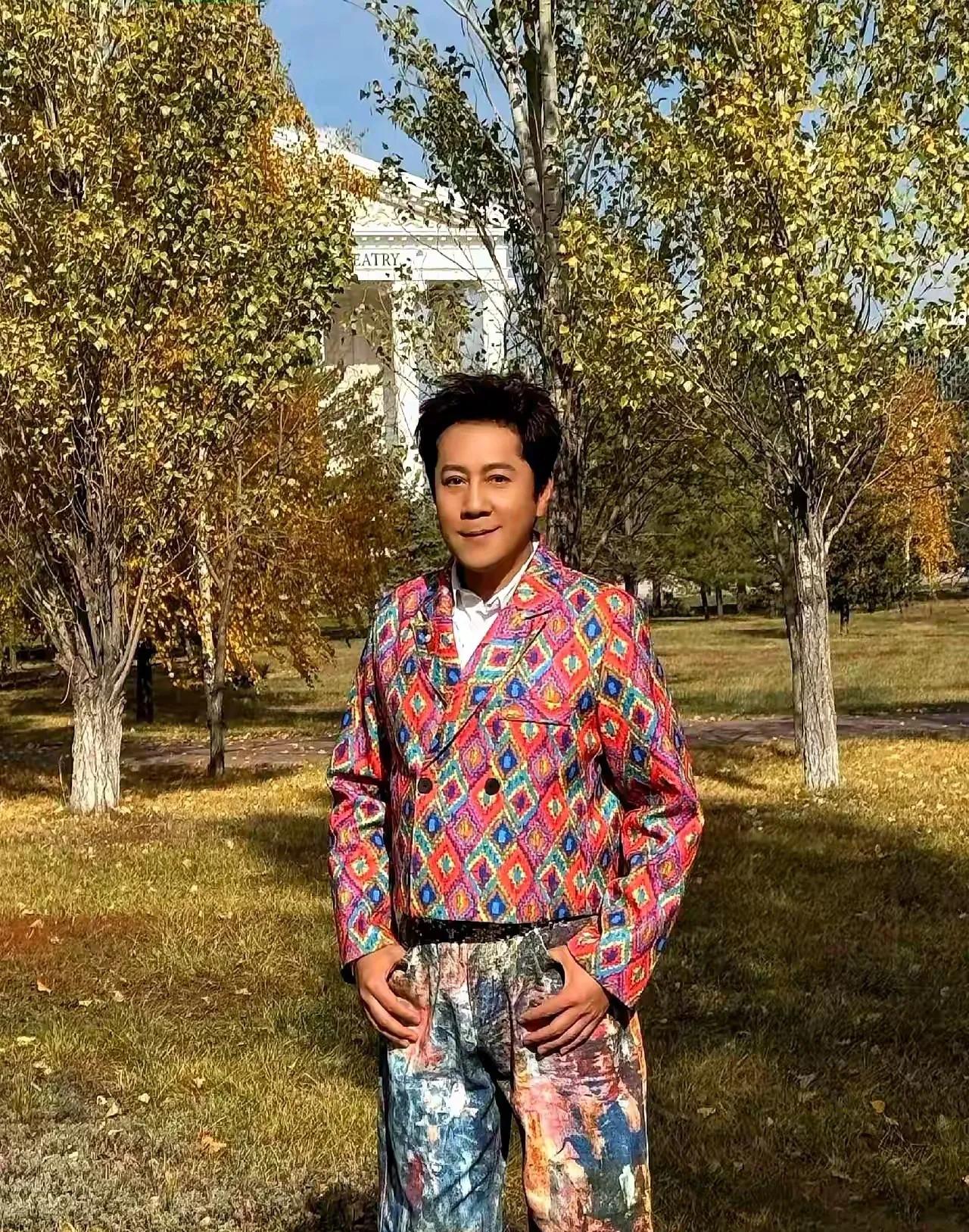 大家评价一下，蔡国庆作为部队文艺兵出身，佩戴正师级军衔的文职领导干部，穿这样的服