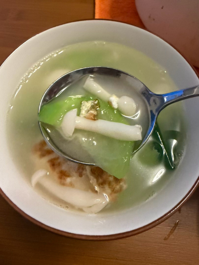 认真做了饭！要拍很多张照酸菜炒肉➕苦瓜牛肉➕丝瓜蘑菇蛋汤这个汤太鲜了！！附加4张