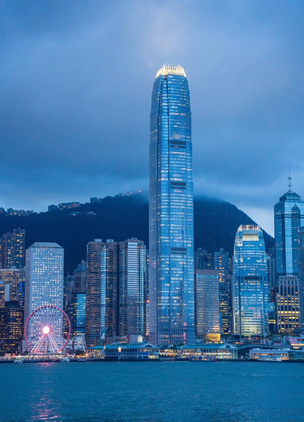 香港为什么能保持财政独立？说白了，香港政府不依赖中央财政拨款，也不用发行地方债，