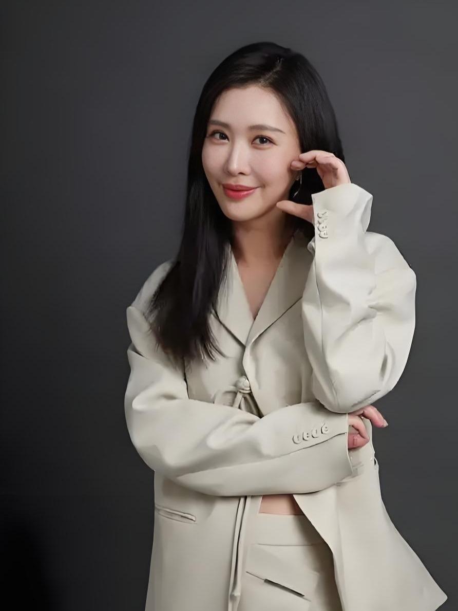 田朴珺与章泽天，两个出身迥异却在事业上殊途同归的女性，如今却因独立人设接连遭遇挫