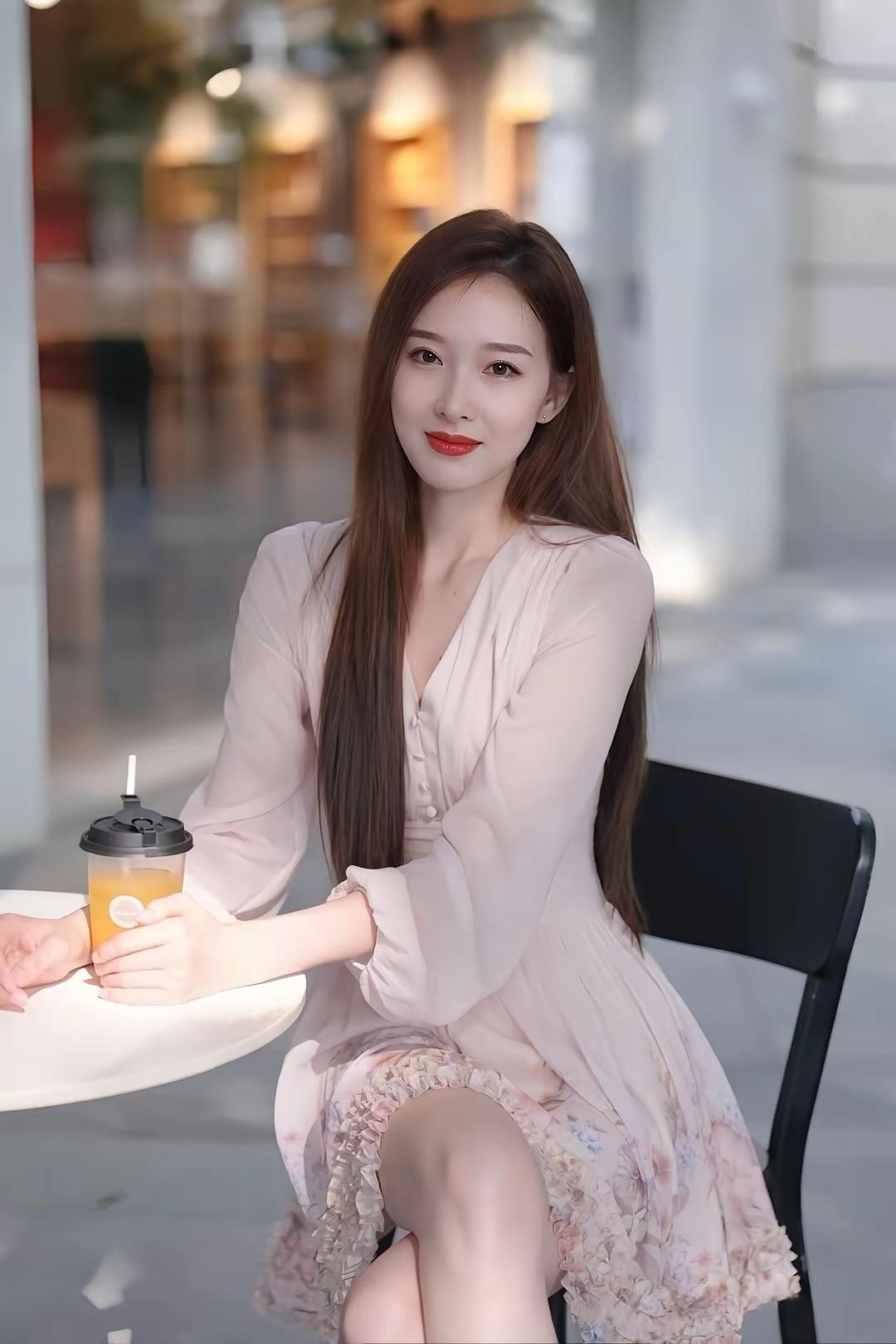 优雅下午茶时光，粉嫩连衣裙与咖啡相伴，静享美好时光。精致女生下午茶