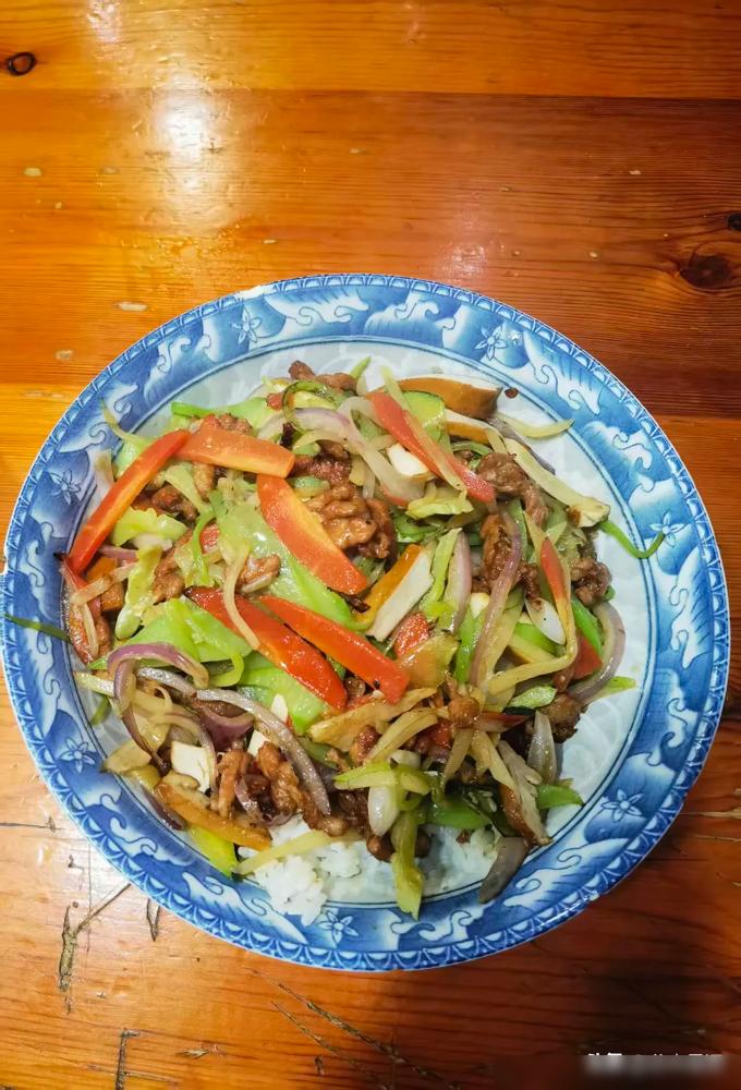 黄昏恋老人在登记路上闻噩耗老太太与雇主老头两位黄昏恋老人,开着汽车一路欢歌,奔