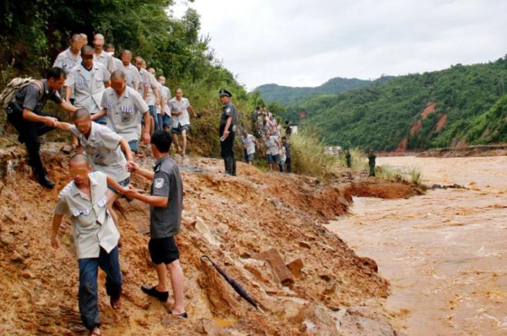 2006年，广东坪石监狱被特大暴雨围困，副监狱长凝视着上千名囚犯，毫不犹豫地下达