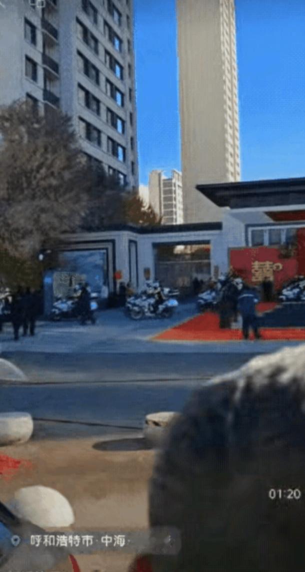 “胆子真大！”11月，内蒙古呼和浩特，一新人婚礼现场上，8名婚车人员为了效果，竟