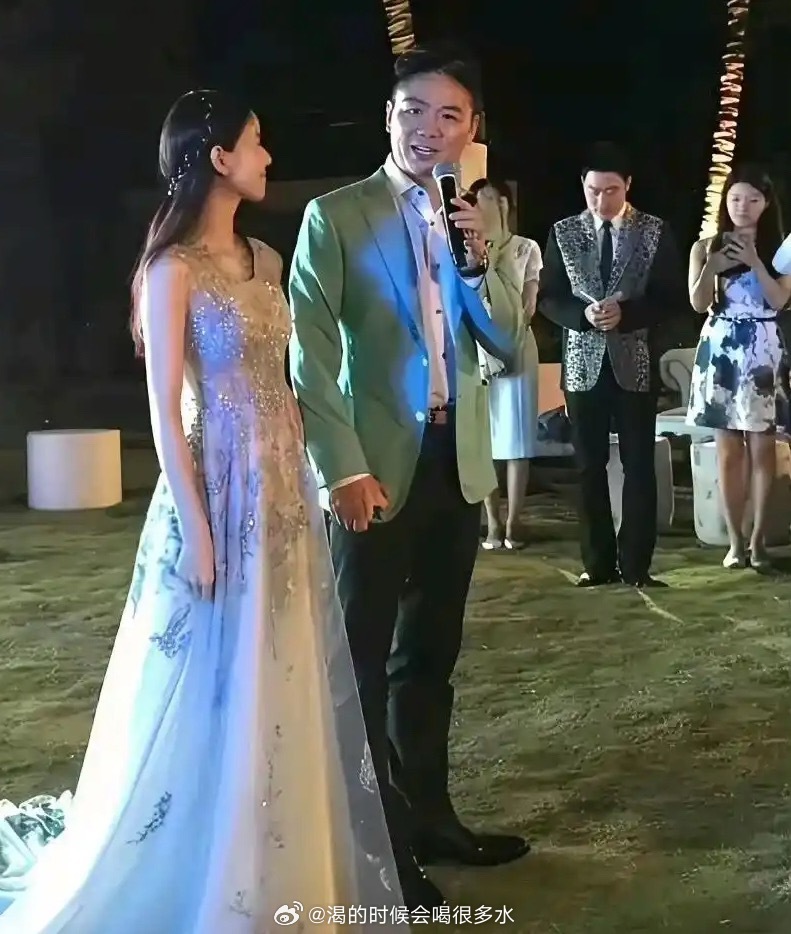 奶茶妹妹和刘强东结婚时的一幕，满眼都是爱意