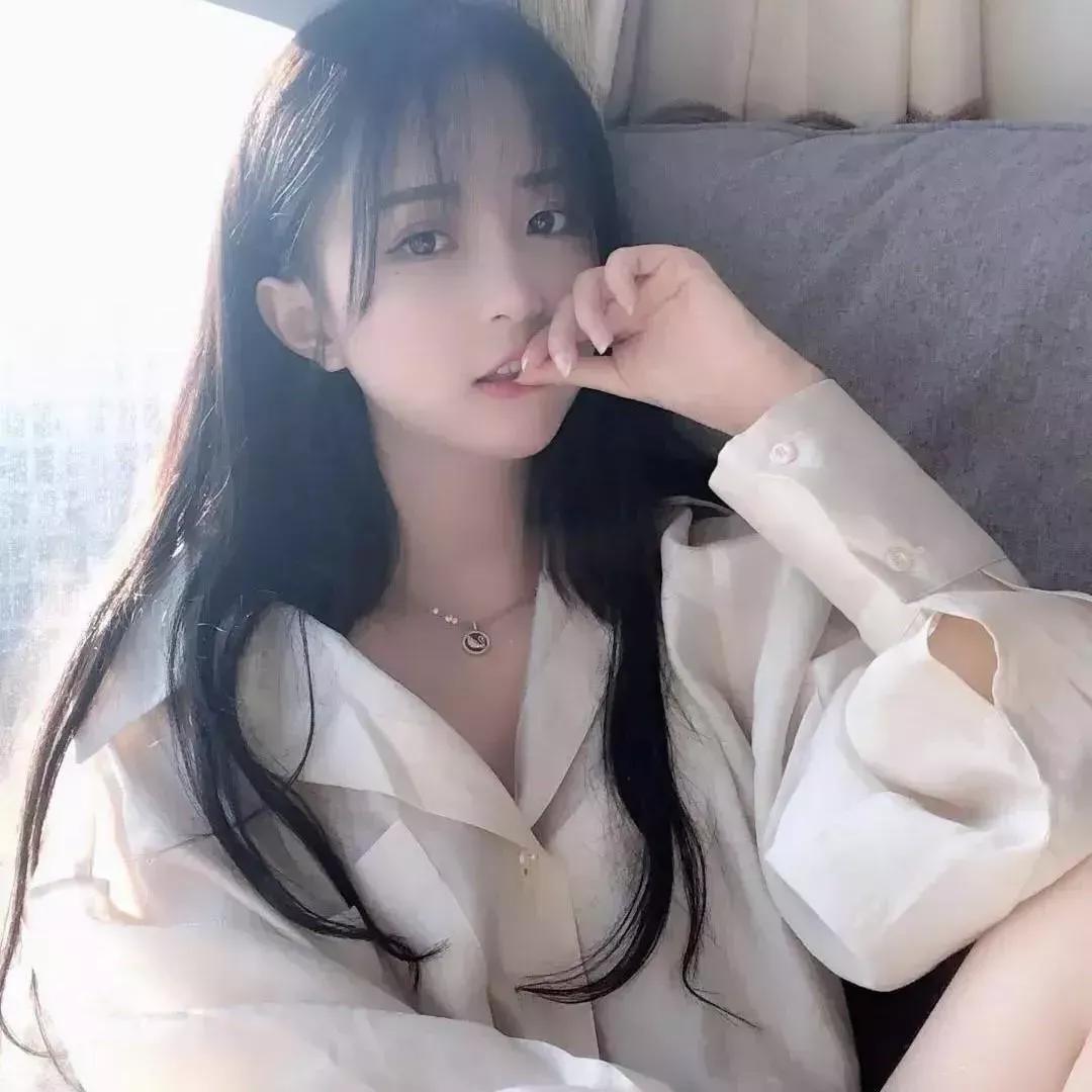 慵懒的午后，少女倚靠窗边，温柔的阳光洒满房间阳光少女照窗边静谧写真窗边氛围感