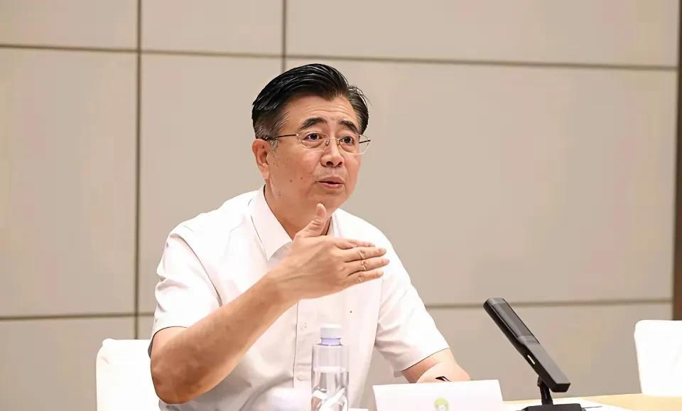 郑智大概率会回归国足主帅。你可能质疑，你可能抵制，但这是一种趋势，也是最大的可能