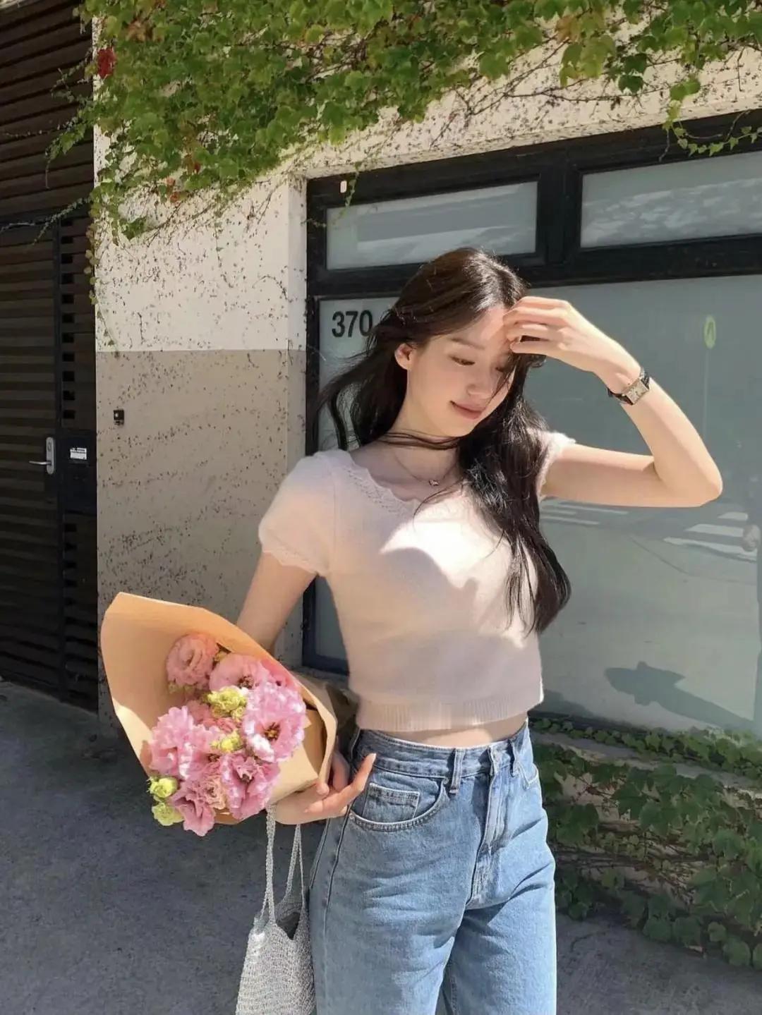 一个韩国节目中，一位韩国女记者炫耀地说道：“2022年，韩国一共有4辆电动警车。