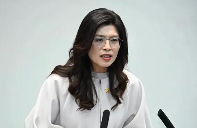 郑丽文最近的一番话，简直让人惊掉下巴！谁能想到，堂堂国民党主席，面对台湾高中生