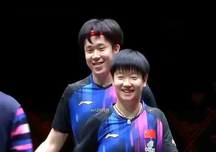 你看孙颖莎系鞋带。王楚钦很自然地蹲下，不是帮忙系，是顺手帮她紧了紧护膝。就一秒钟