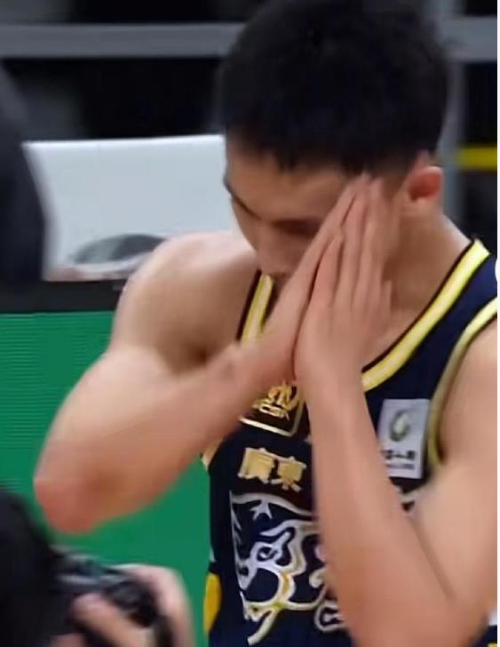 徐杰被上海球迷全场喊“晚安”，这能怨上海球迷吗？要我看一个巴掌拍不响，这事的渊源