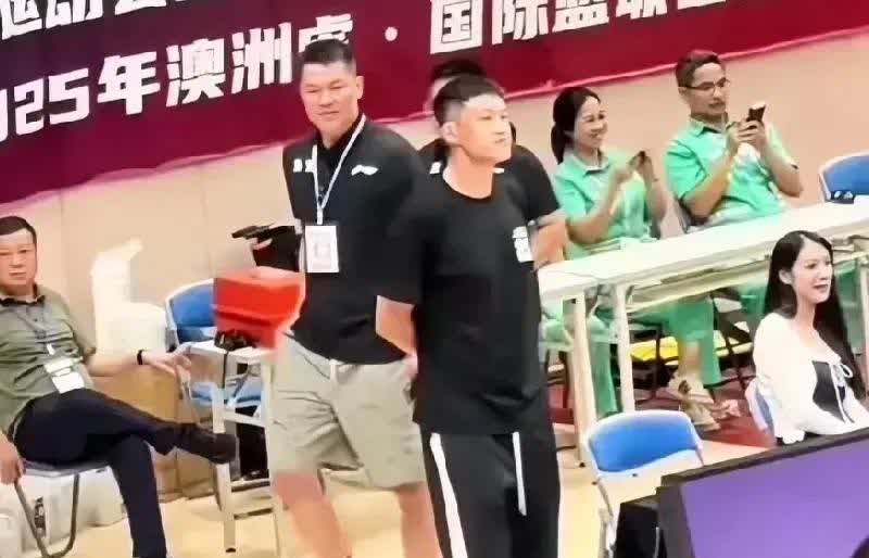 周鹏、朱芳雨再也回不到从前，再也不是兄弟了？看到朱芳雨走过的周鹏，扭头就