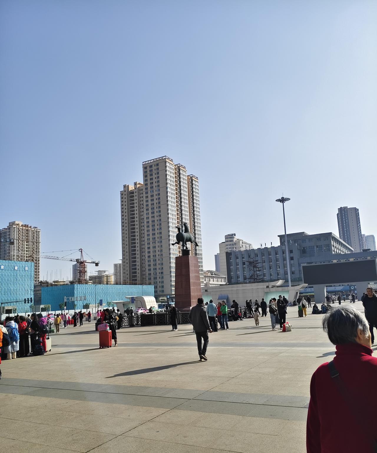 深秋时节的兰州火车站站前广场，旅客并不熙攘，三三两两，一眼就能数完。广场正中央的