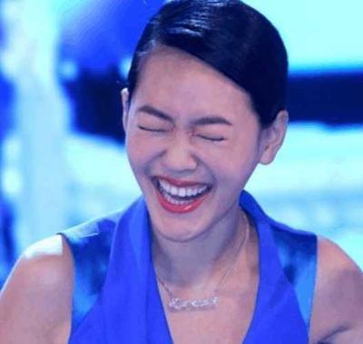 笑话： 夫妻看球晚上，一对夫妻在家里看足球比赛。看完后，妻子搂着丈夫的脖子说