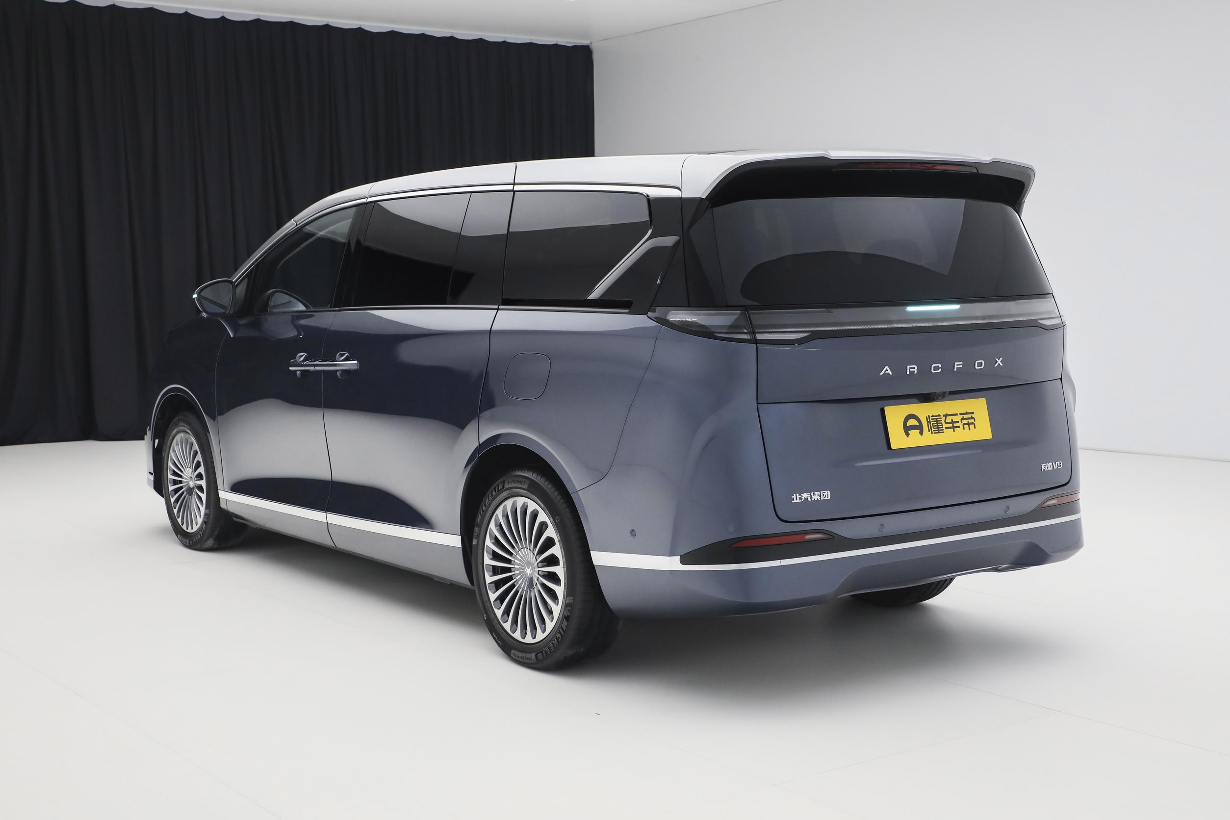 MPV的设计必须是四平八稳、油腻风？理想MEGA不是，极狐问道V9也不是。我挺喜