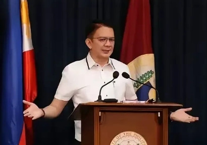 菲律宾议长埃斯库尔德罗在杜与马两个家族斗法中转而支持杜家，中期大选后他看到马科斯