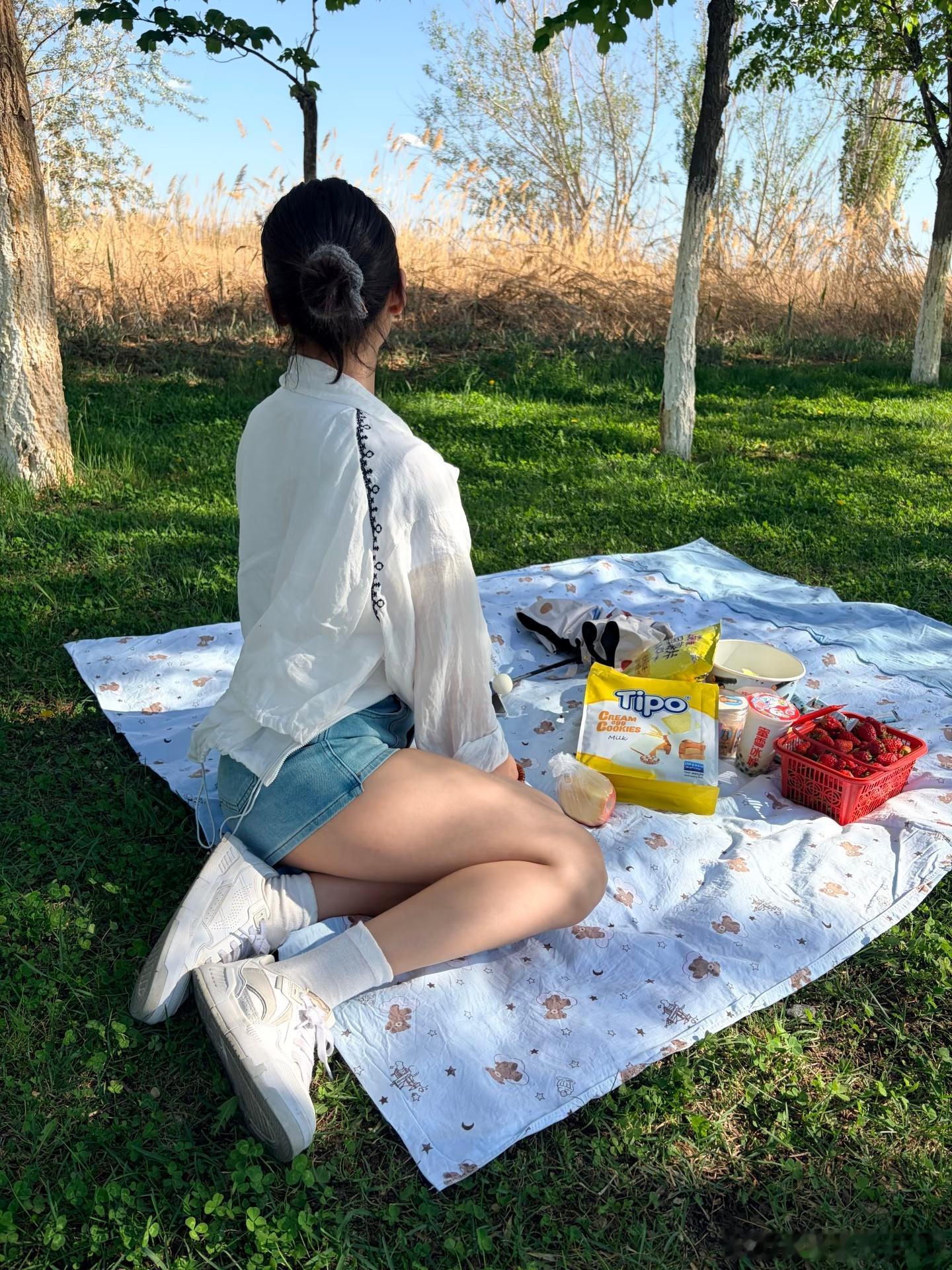 美女热门美女这个季节适合去露营🏕