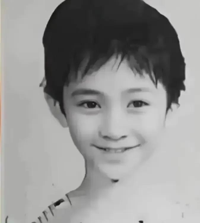 李小冉是专挑父母优点长的幸运儿。他的父亲曾是空军飞行员，妈妈是一名医生。由于