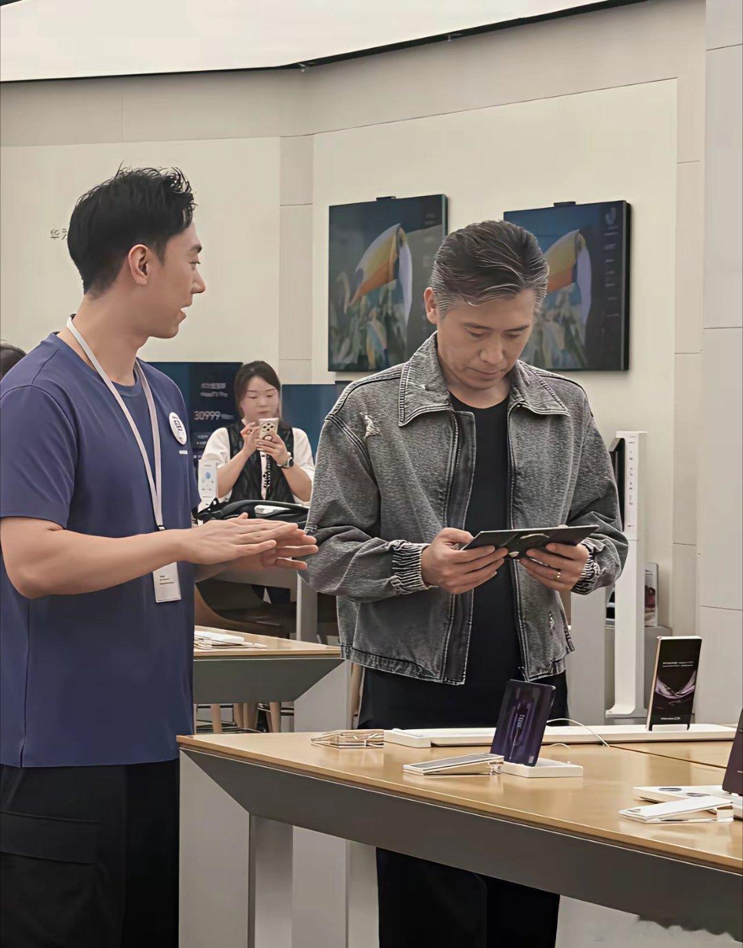 52岁李乃文现身手机店，他看上了一部三折叠手机，直接全款买去了！明星就是不差钱，现在折叠手机挺贵的，