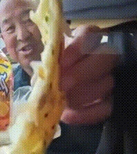 动车上，女子临时出差只能买到站票，也没有准备食物，她饥肠辘辘的问大爷：“你那个馍