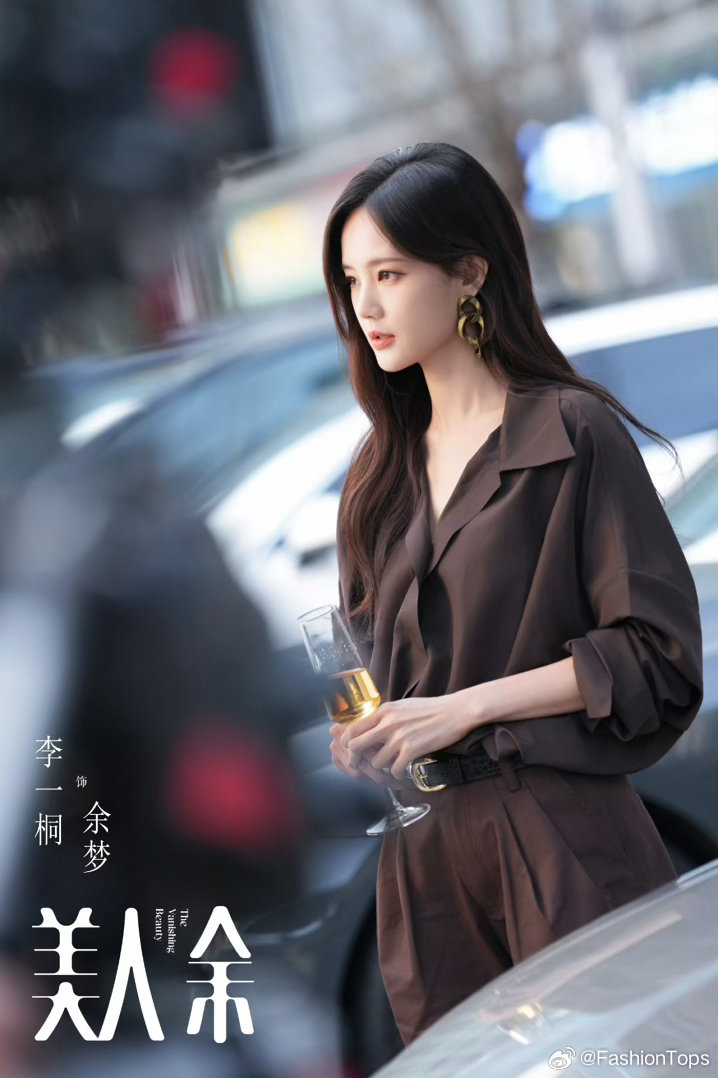 李一桐美人余飙升榜第一了李一桐美人余头像封面美人余热度持续发酵登顶飙升榜榜首，李
