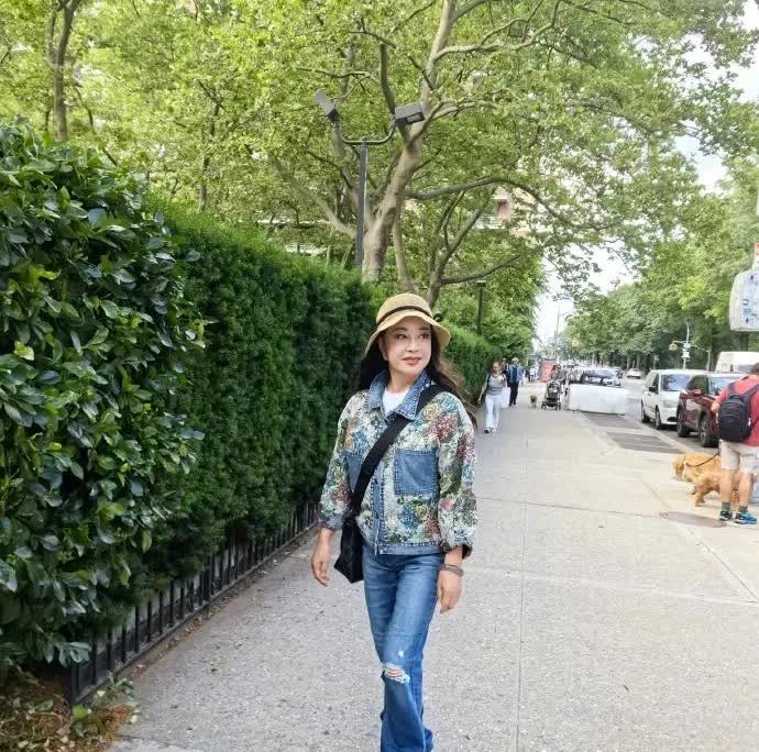 刘晓庆75岁了，还这么年轻，保养真好