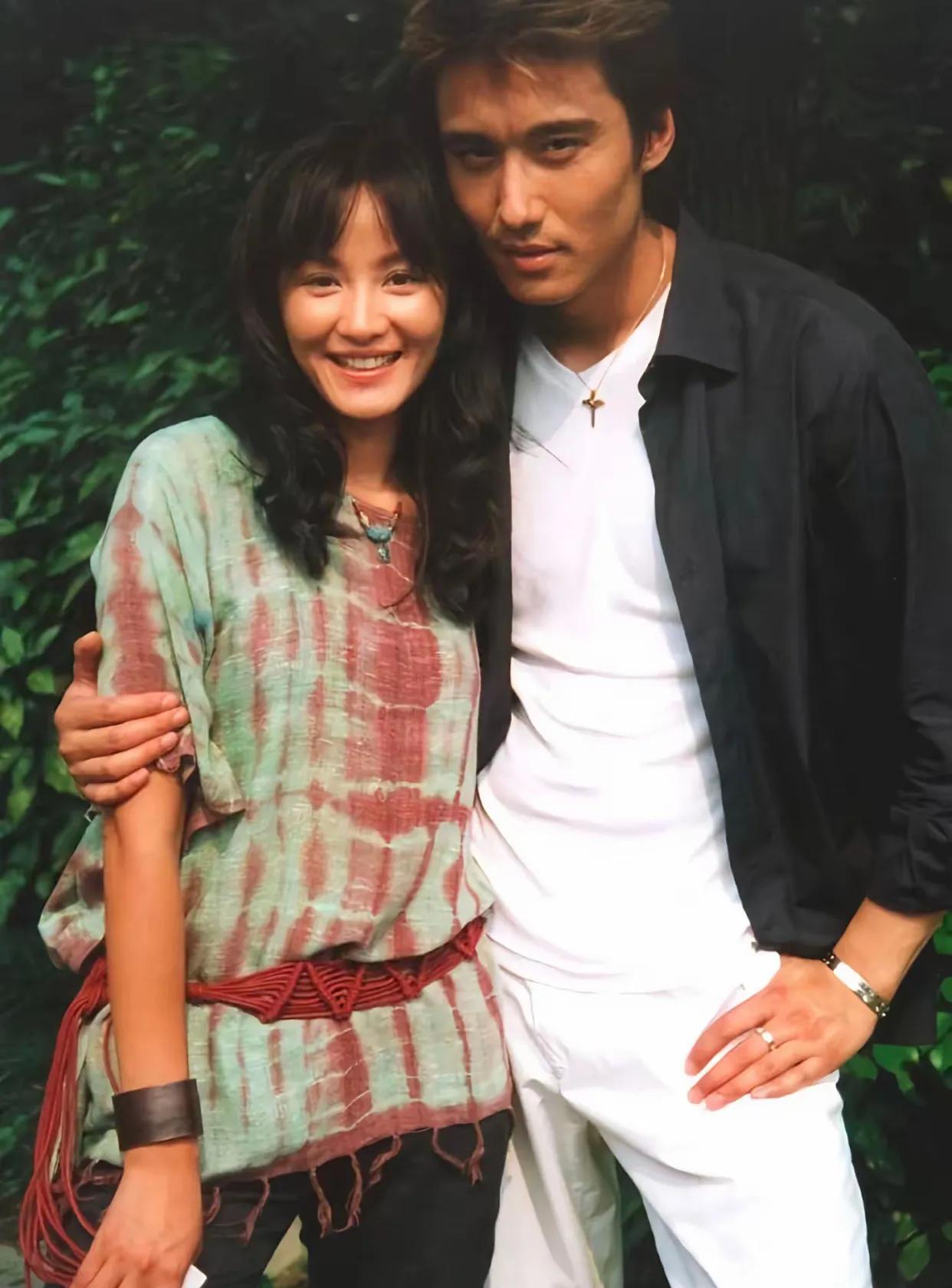 瞿颖与胡兵曾相约都单身就生个孩子。网友考古发现瞿颖早在2025年4月就通过李