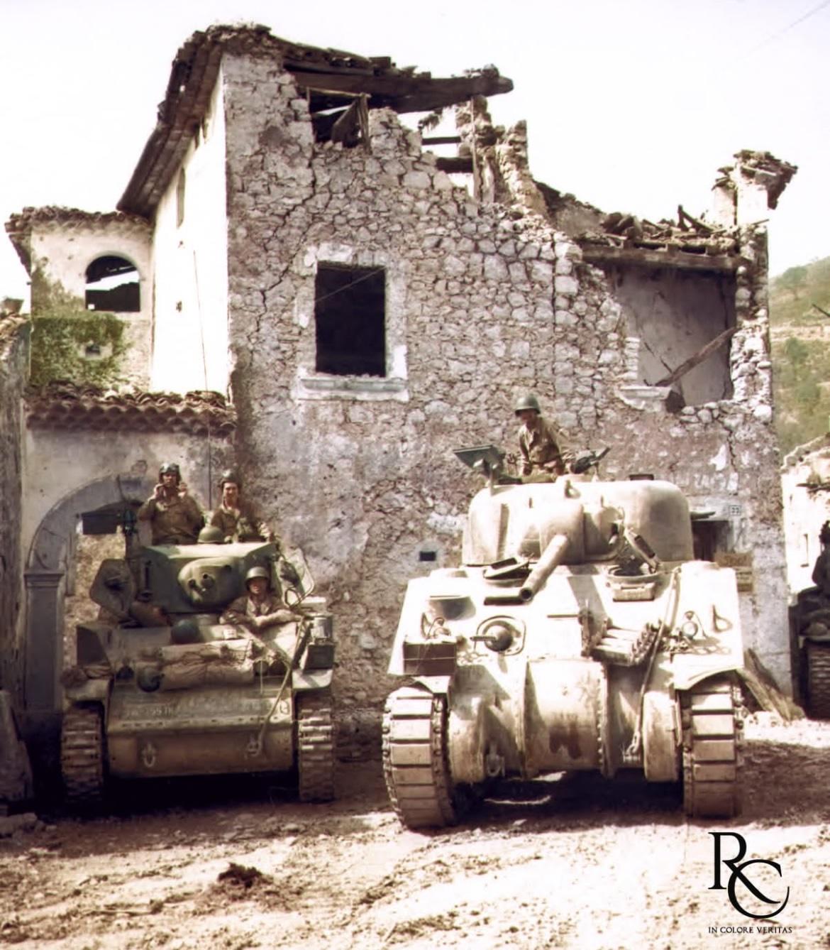 1944年5月，第755坦克营的坦克在意大利科雷诺奥索尼奥等待前进的命