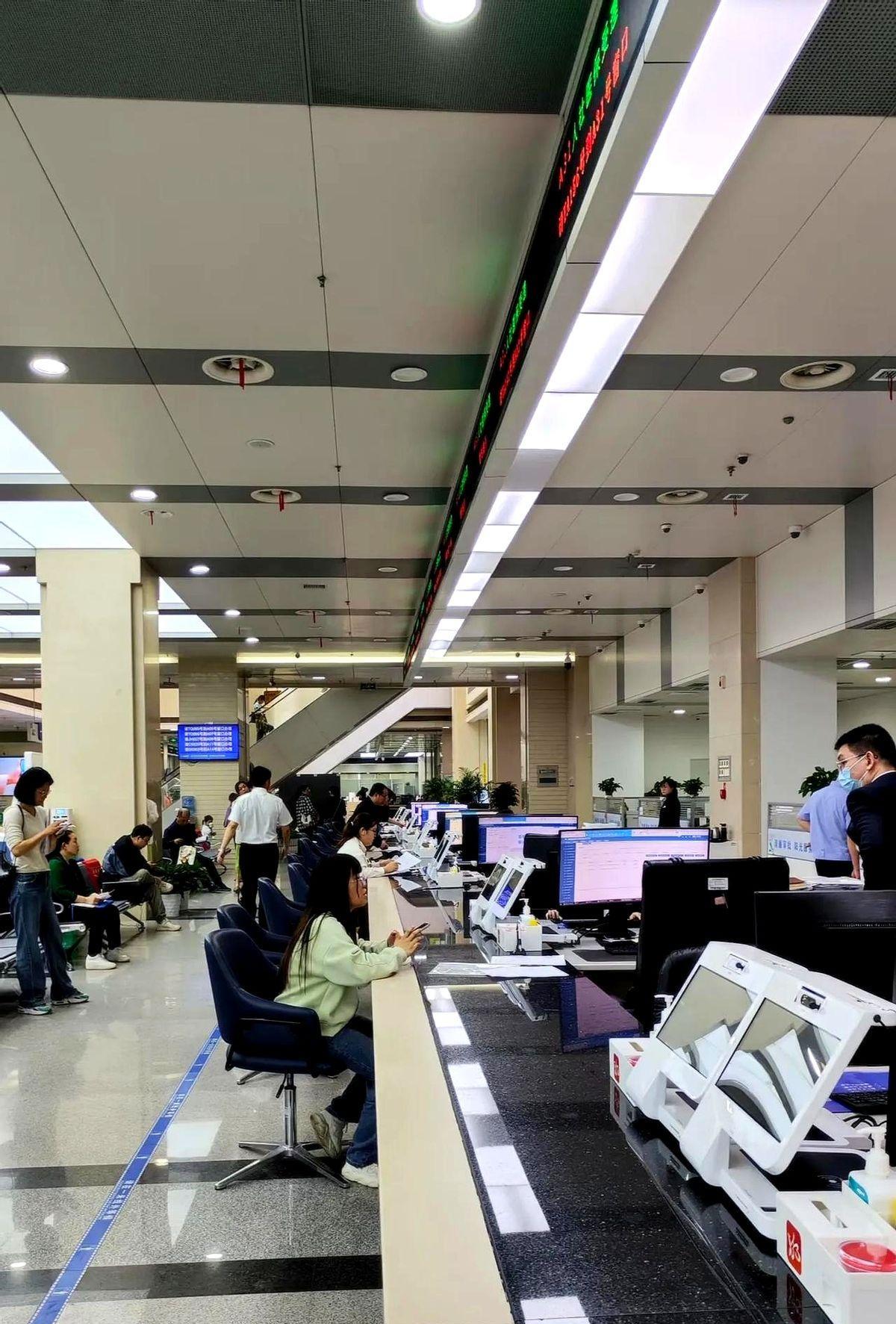 老王头攥着存折坐在老槐树下，耳边还回响着儿子"养儿防老"的吼叫。十五年前风湿病发