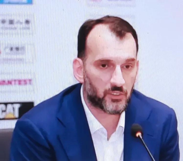 说说拉多维奇首秀，第一次走向前台，有如相声捧哏变为逗哏，没有桌子遮挡，角色的转换