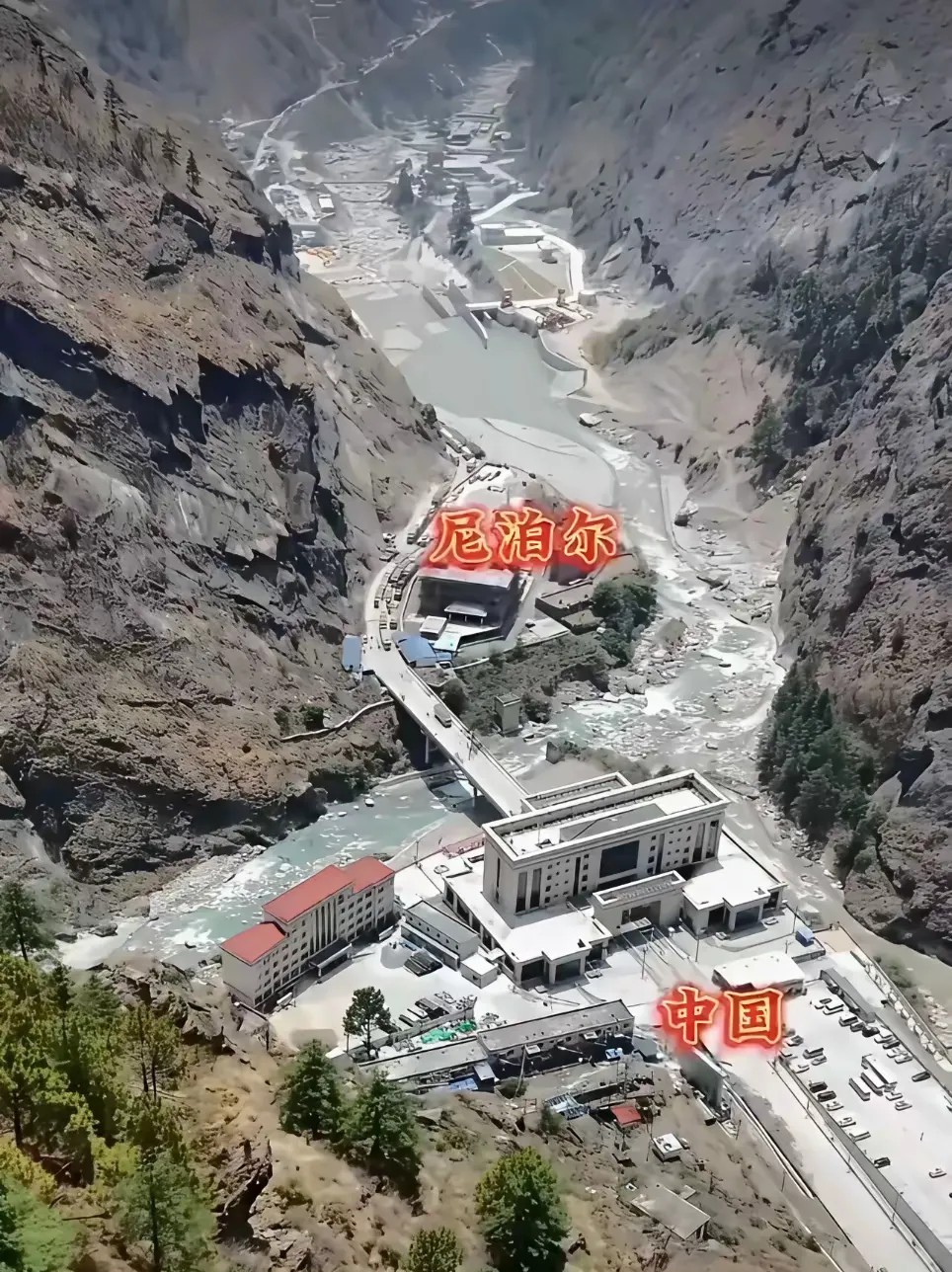 尼泊尔和中国原来就隔着一条河。原来隔得这么近。有人去过尼泊尔吗？他那边到底是个什