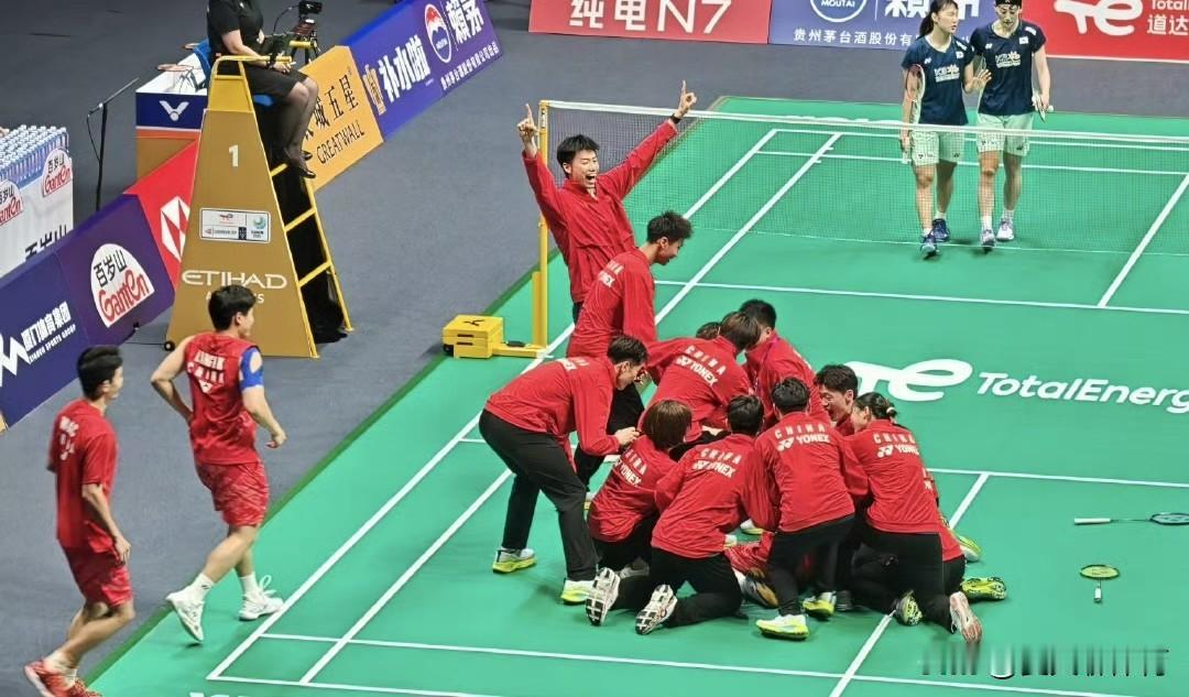 刘圣书/谭宁哭了[哭哭][哭哭]拿下最后一分，看台上的啦啦队冲上赛场，队员们搂着