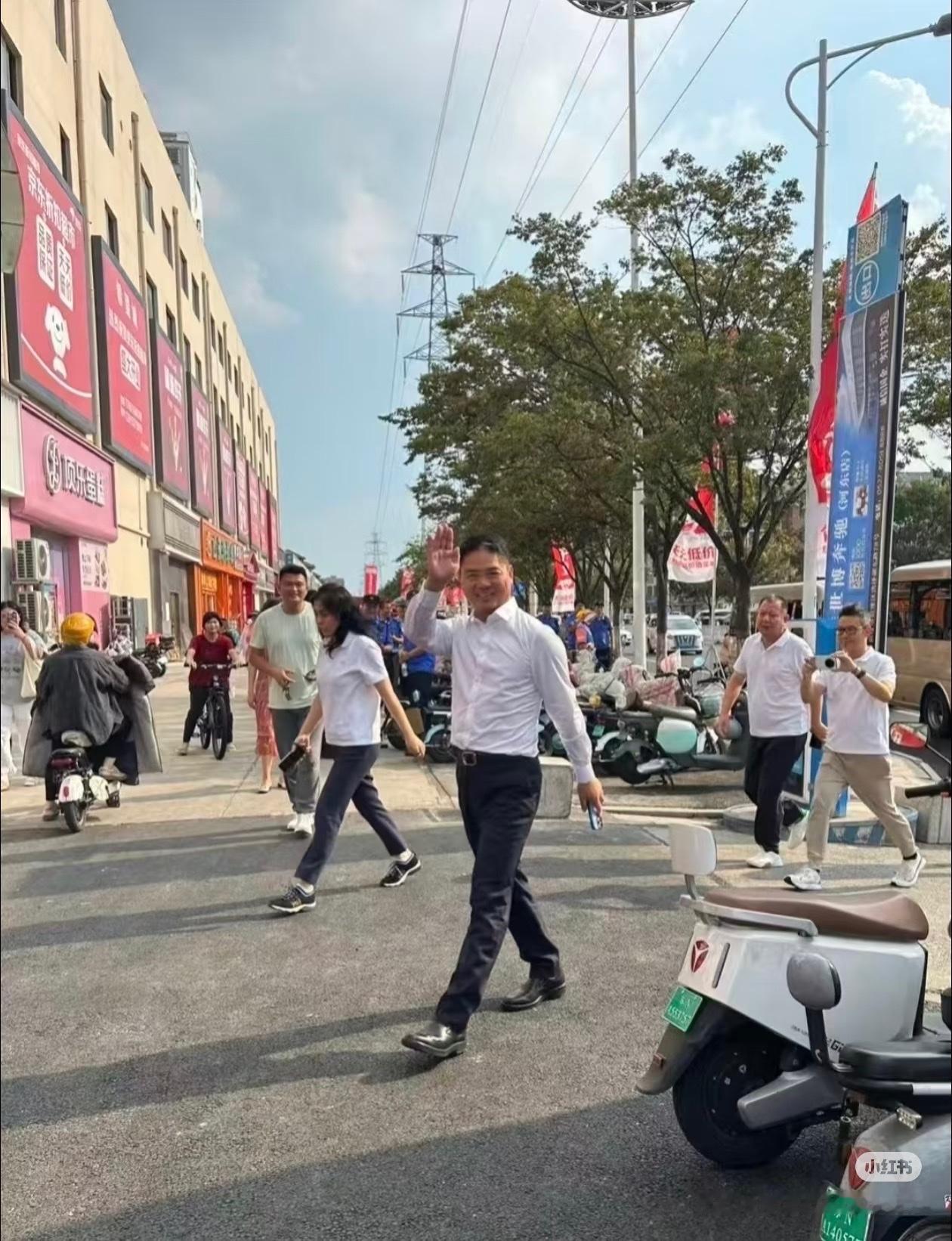 刘强东，万万没想到！近日，关于刘强东回老家的新闻登上热搜榜！这次章泽天并没有