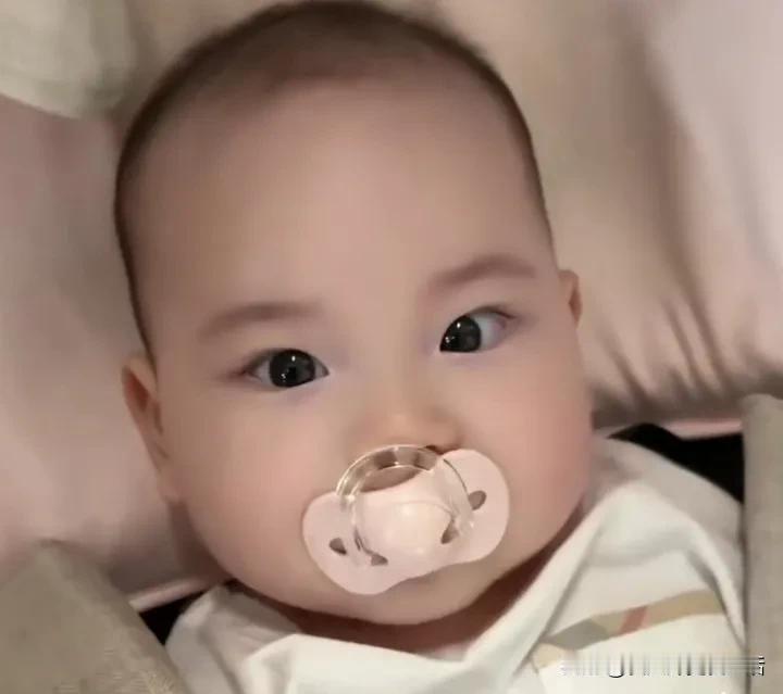 张檬小五的娃，简直太好玩了。都想上去挼一下小脸蛋。话说小宝宝已经4个多月了，第