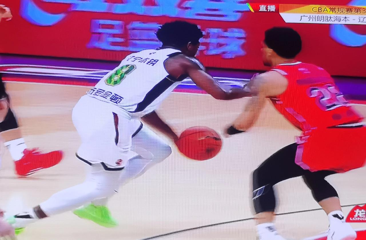 今晚辽宁队惨败给广州队，主要输给了三个人：裁判、威金顿、徐昕。今晚的裁判好像对