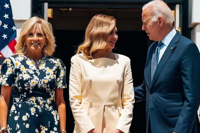 拜登妻子像不像是在尬笑啊？拜登和泽连斯基妻子叶莲娜反而两人交流的很认真啊！叶