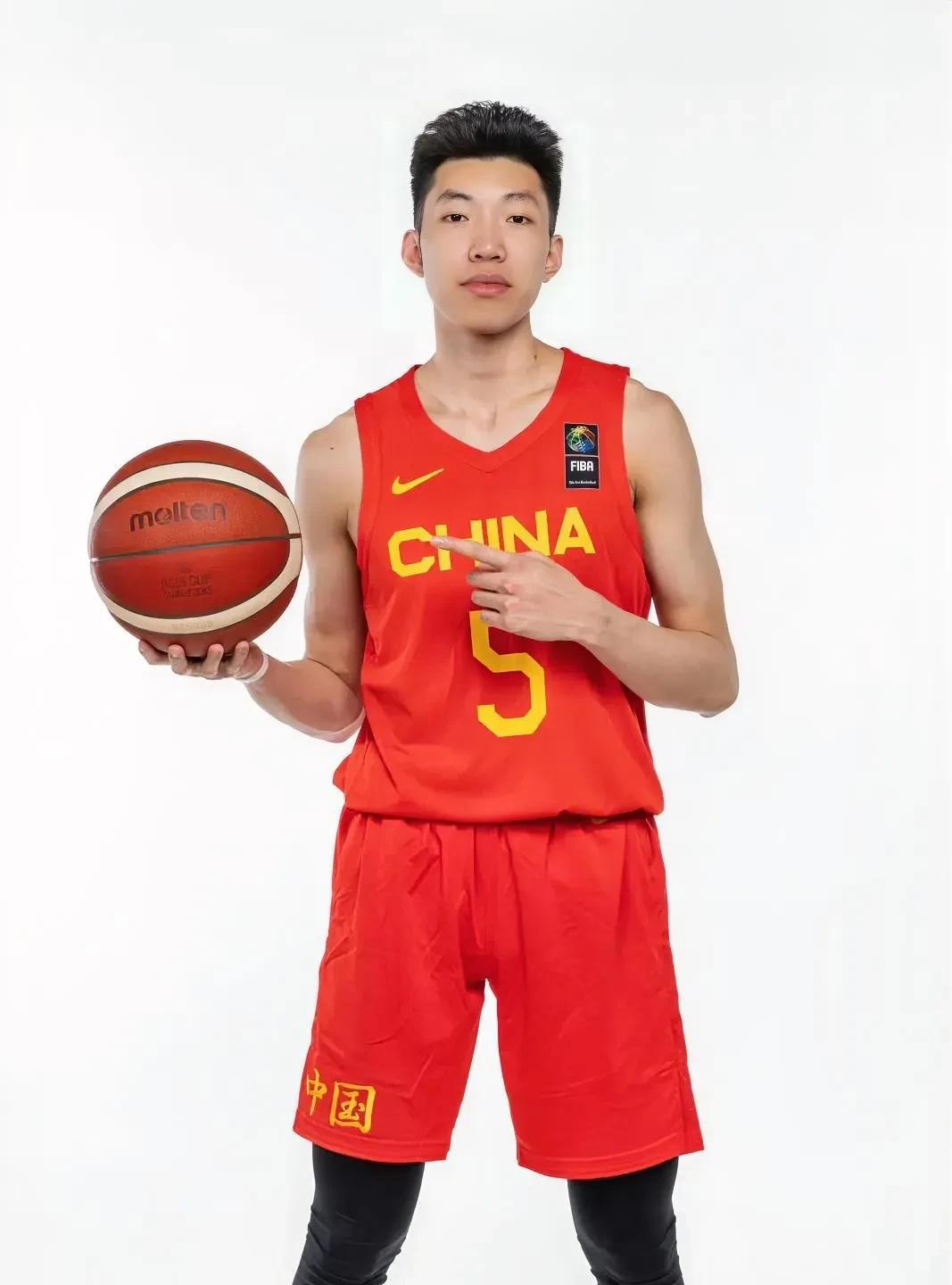 今天中国男篮最亮眼的，不是发挥稳定的胡金秋，也不是高效的程帅澎，而是全能输