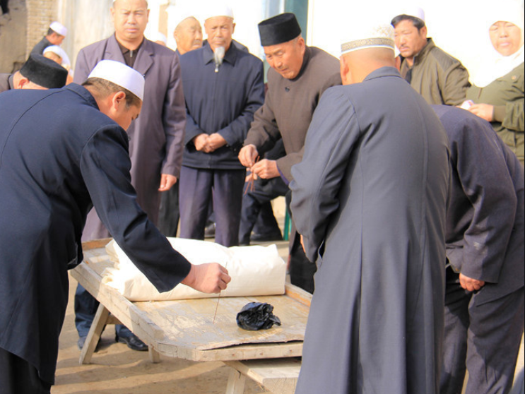 但考虑到她是回族,家人居然直接选择火葬,是不是有点不尊重亡人呢?