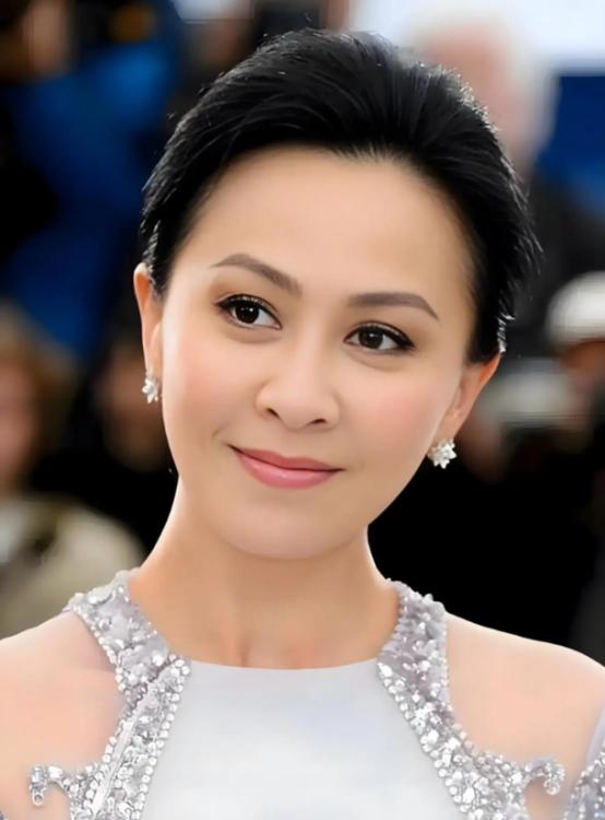 1990年，刘嘉玲被绑架失踪3小时后，失魂落魄地回来说：只抢了一千现金和手表。第