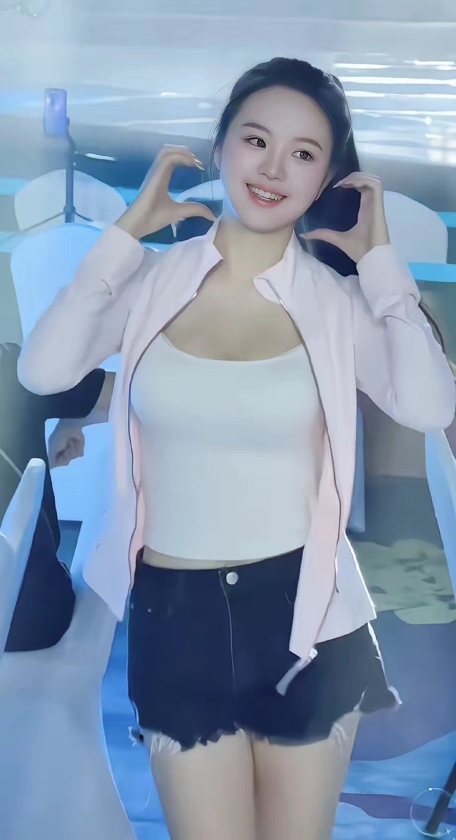 第74届世界小姐西部冠军刘世欣，广西玉林姑娘，19岁，身高180cm长相甜美可爱