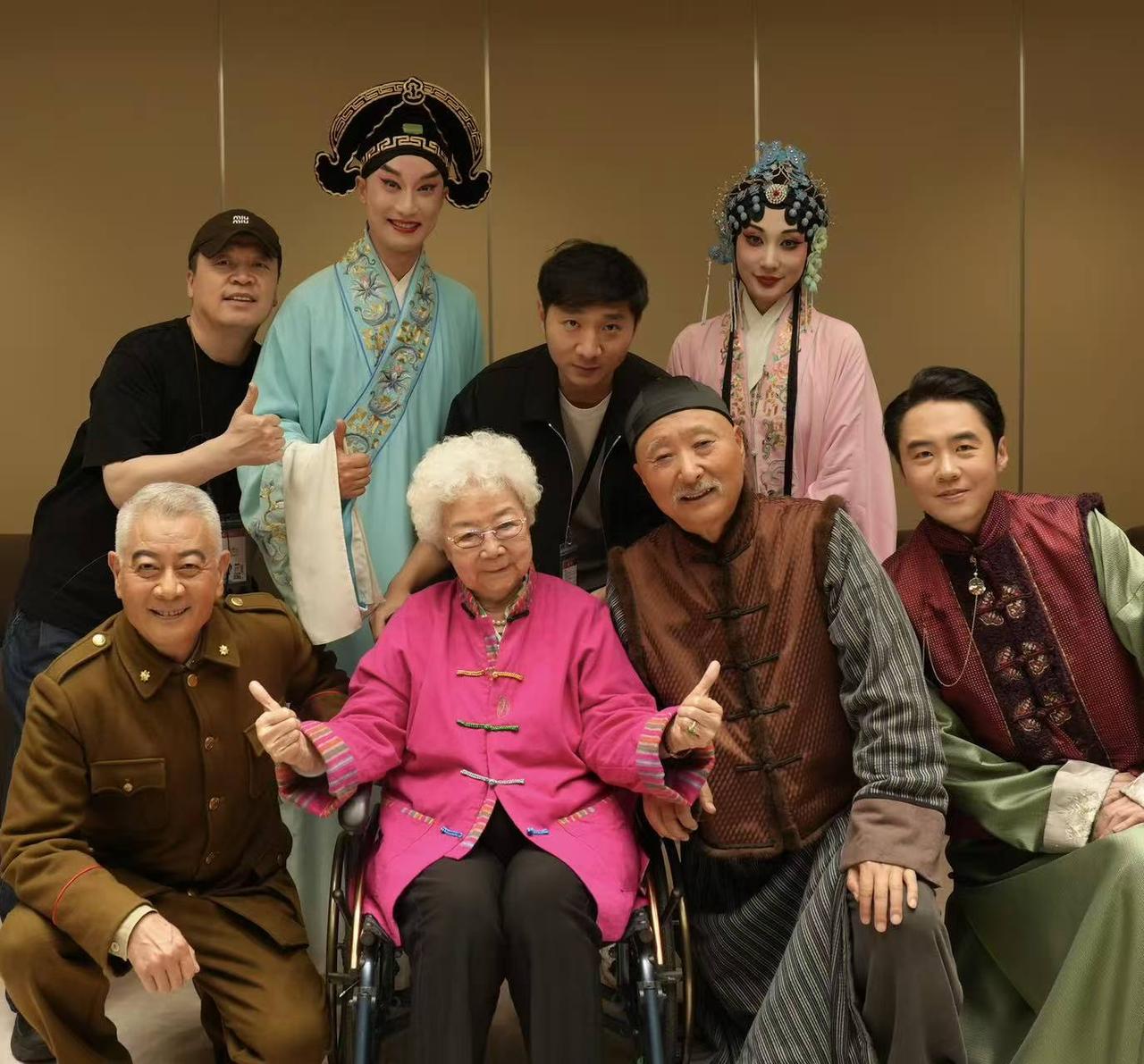 72岁老爸见到98岁田华奶奶，笑起来像小朋友休息室里，田华奶奶看着我，一次次地